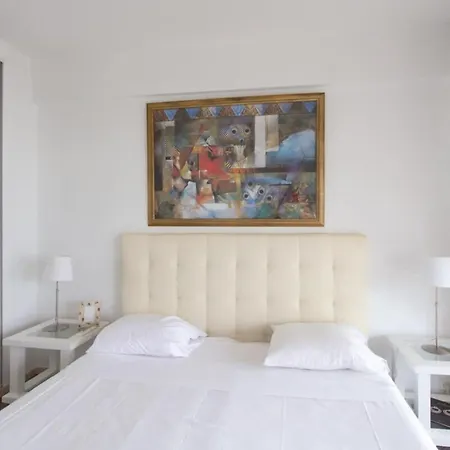Mirandole Furnished Flat דירה *